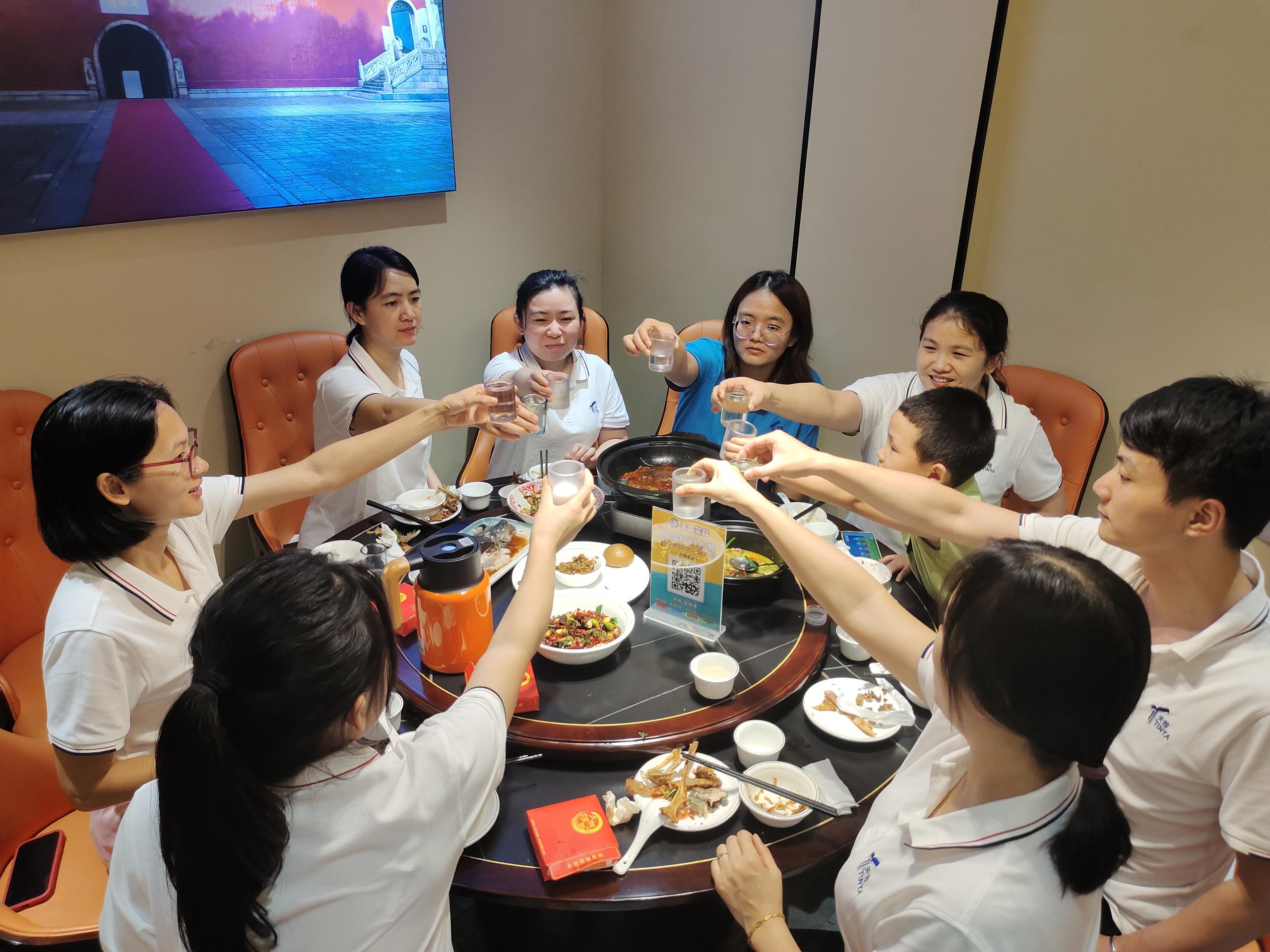 亞克力工廠業務團隊的團建活動
